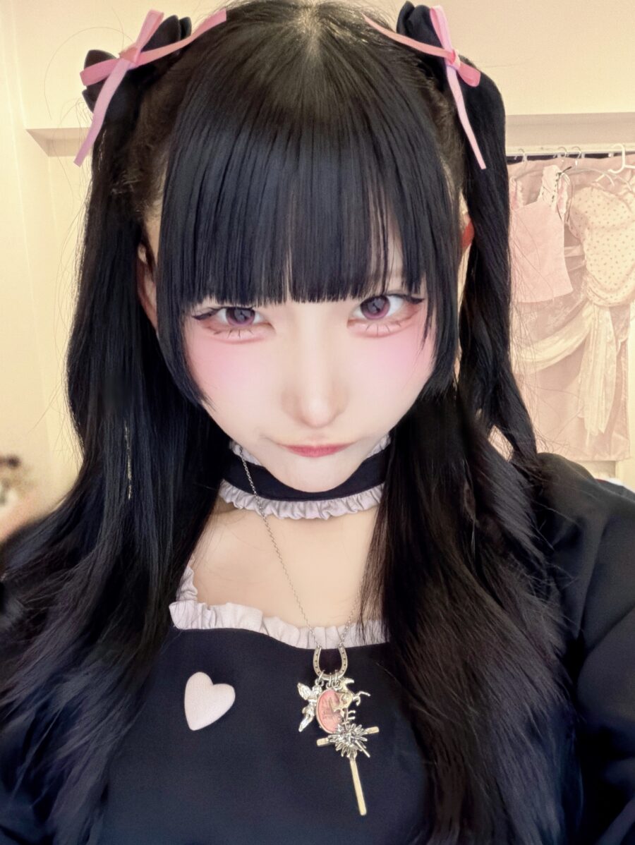 Bold Jirai Kei look with pastel tones