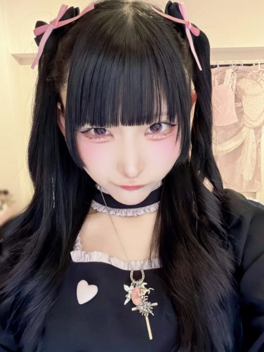 Bold Jirai Kei look with pastel tones