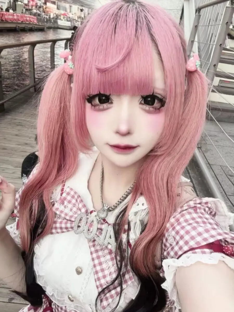 Playful and dreamy Jirai Kei makeup style