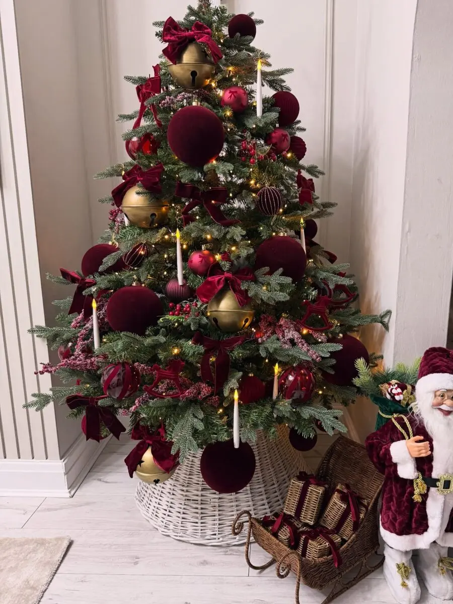 Elegant red and gold Christmas tree decor