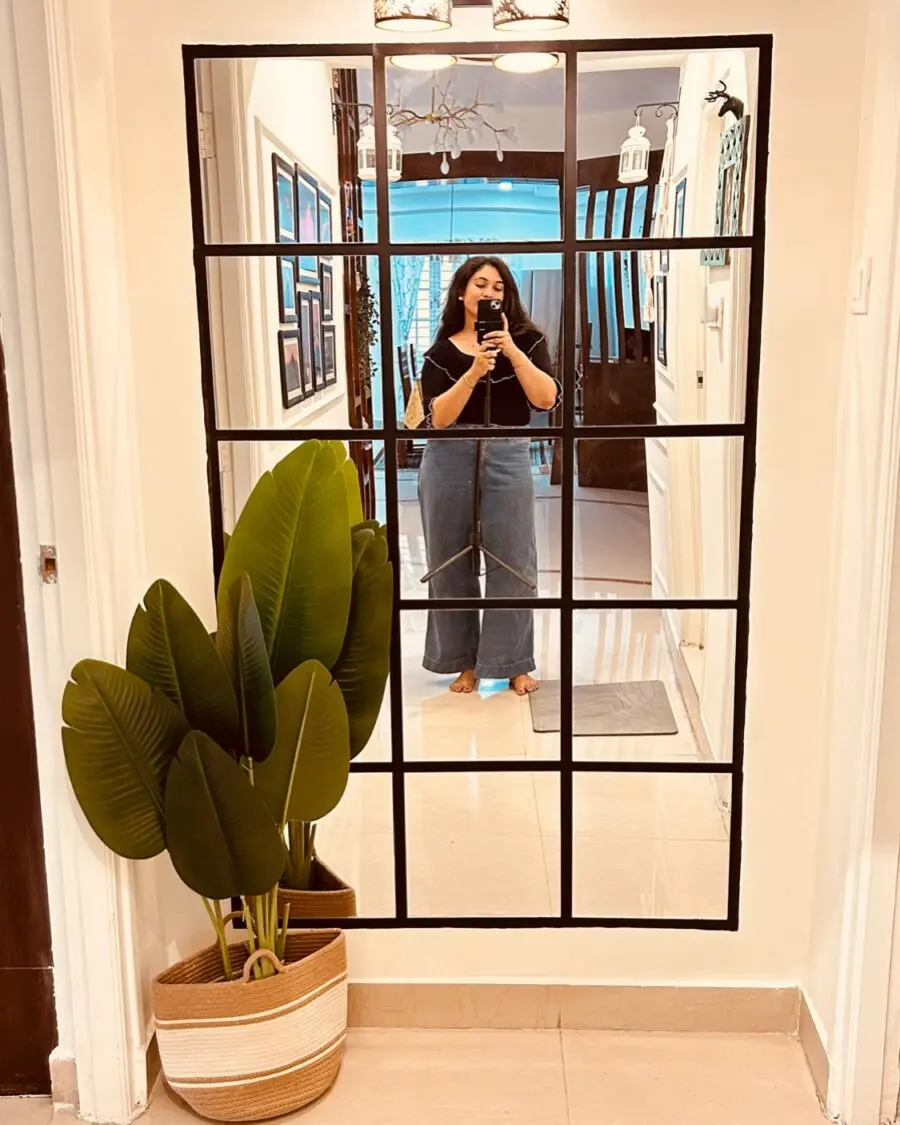 Stylish Mirror Enhancing Entryway Aesthetics