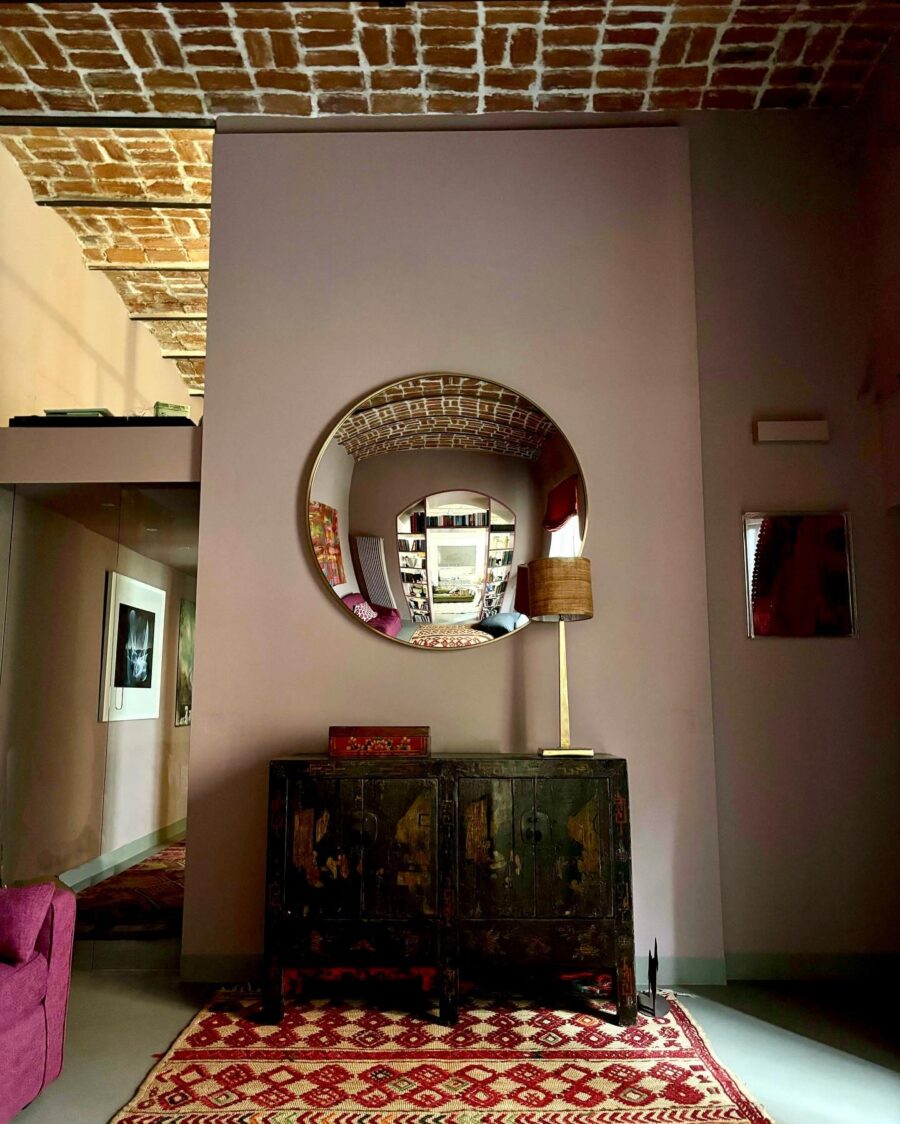 Stylish round mirror enhances modern living space