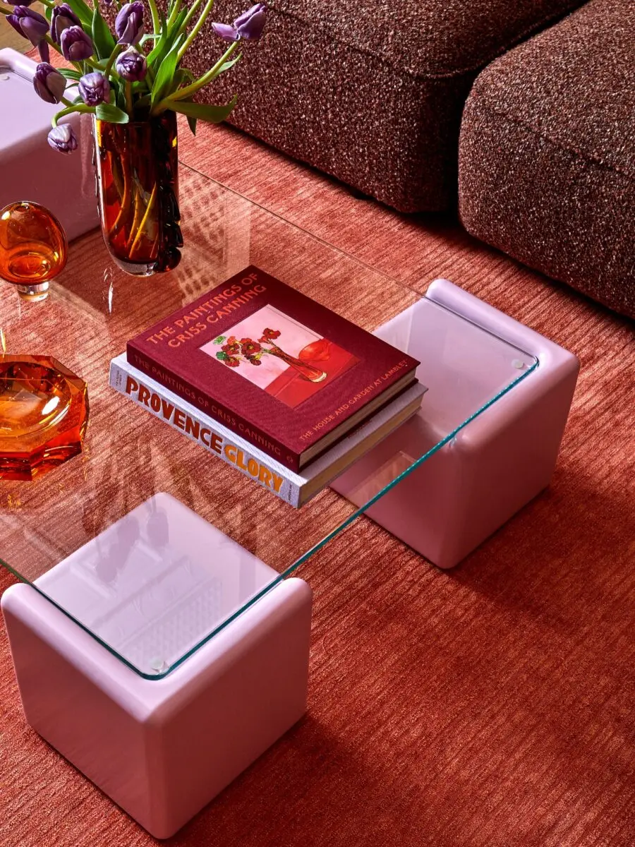 Bright accents brighten up modern coffee tables