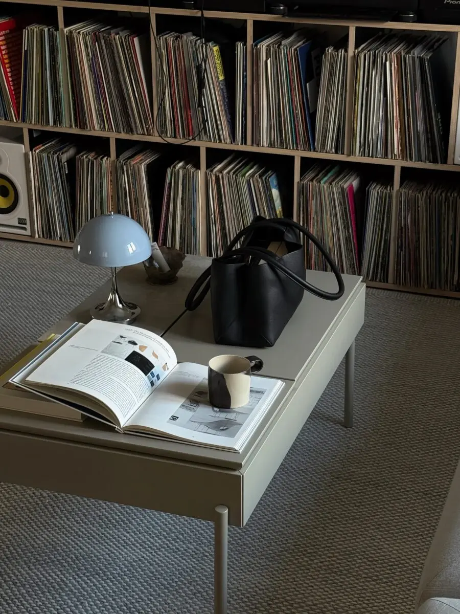Sleek and minimalistic coffee table arrangement