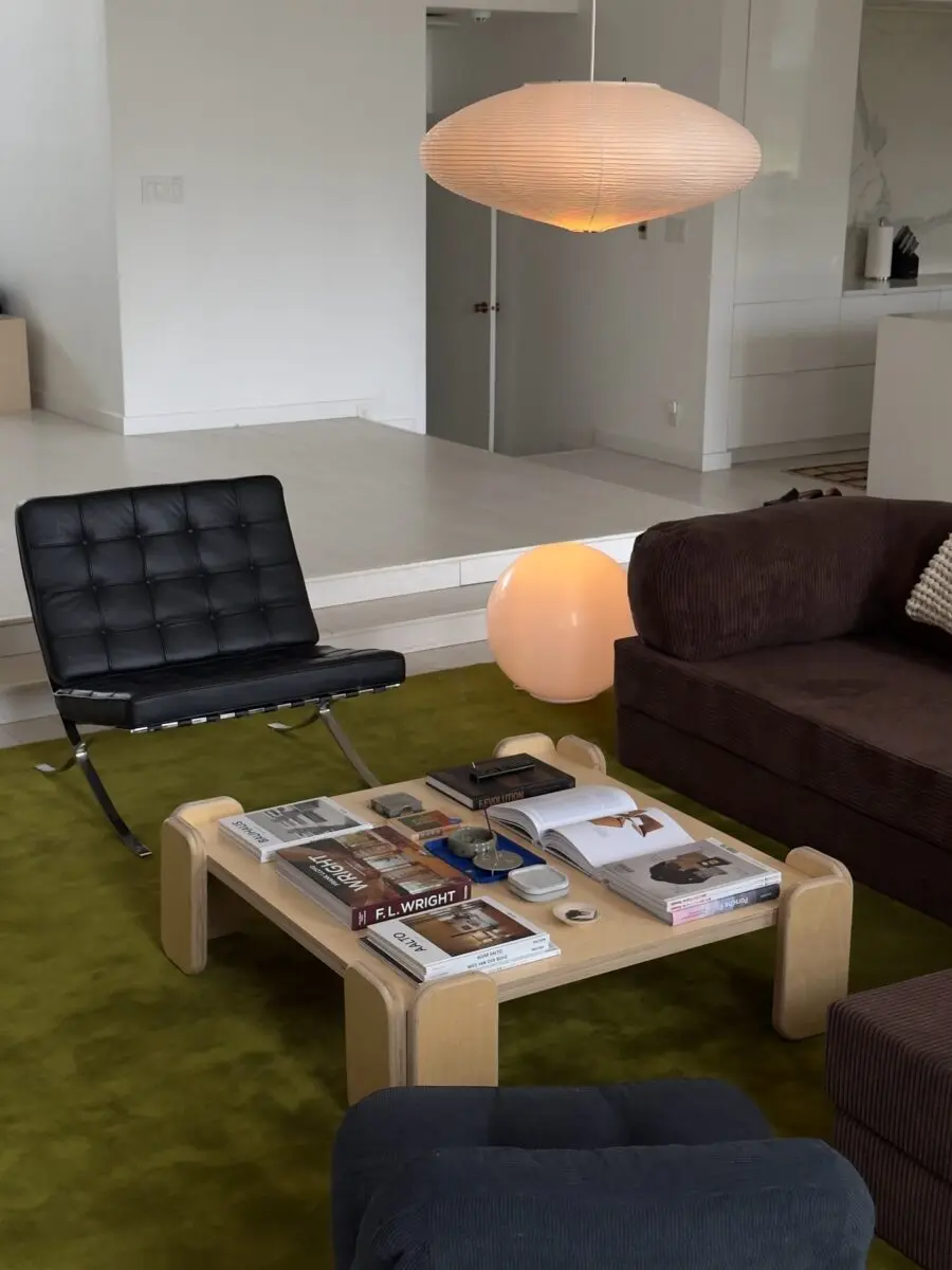 Chic and Modern Coffee Table Arrangement