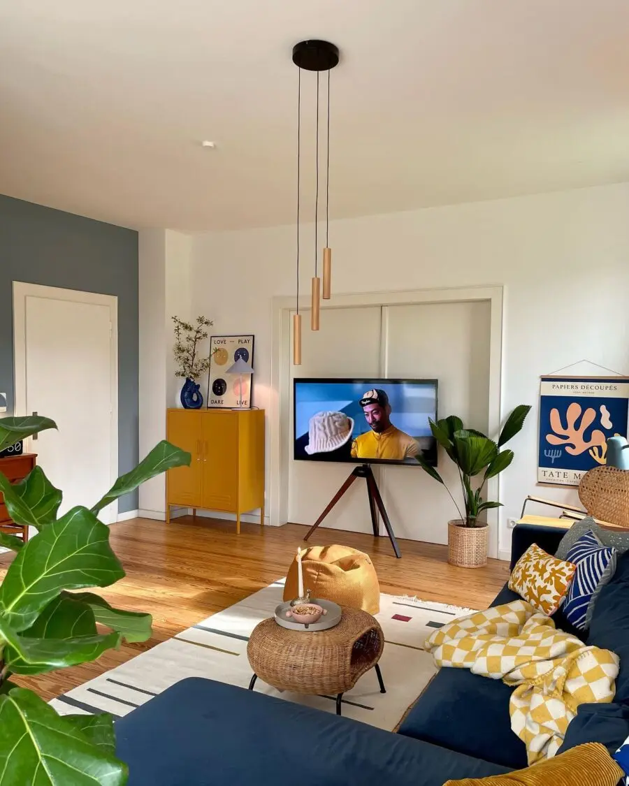 Chic and Cozy Small Living Room Arrangement