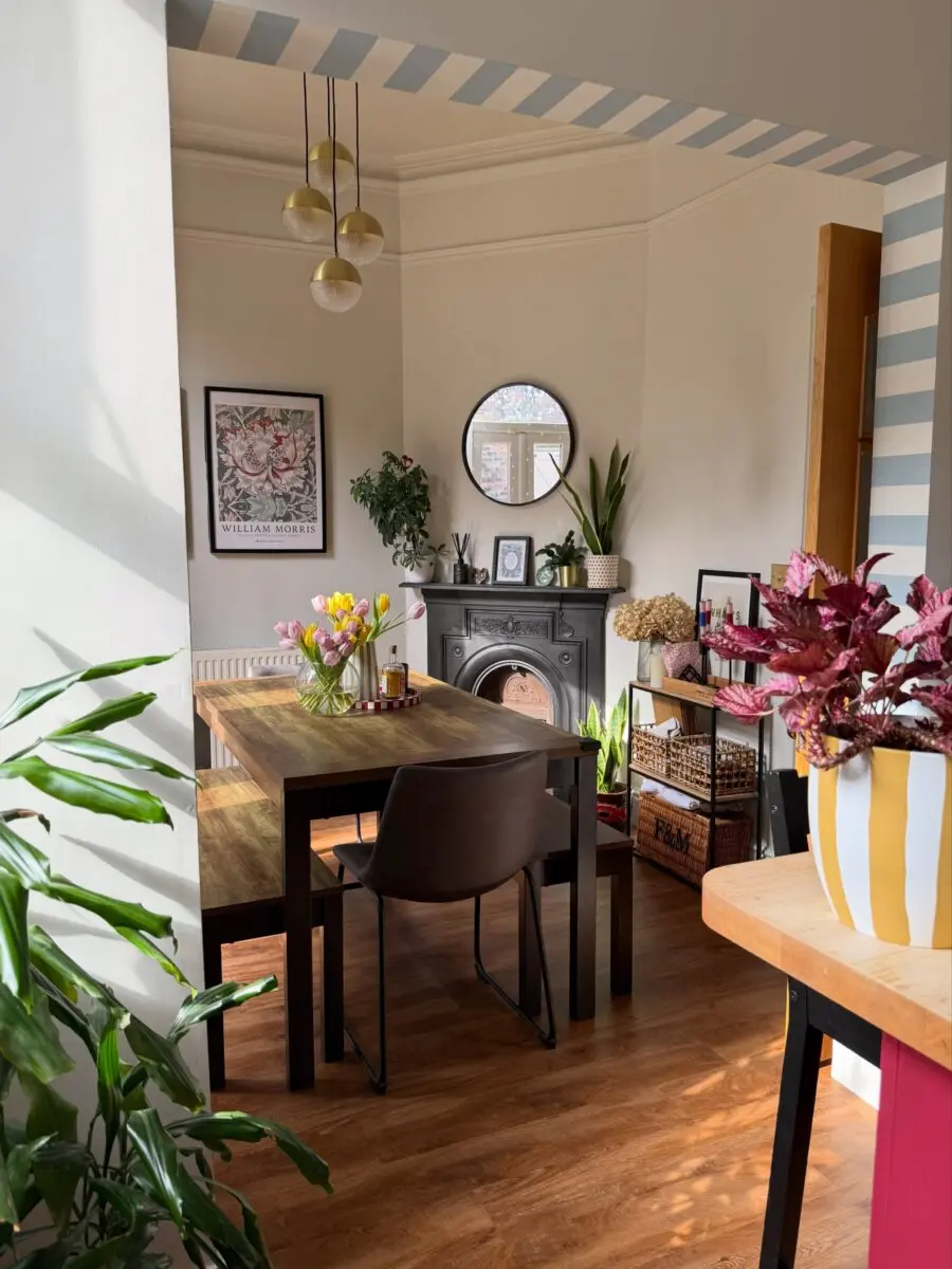Chic and Inviting Dining Room Atmosphere