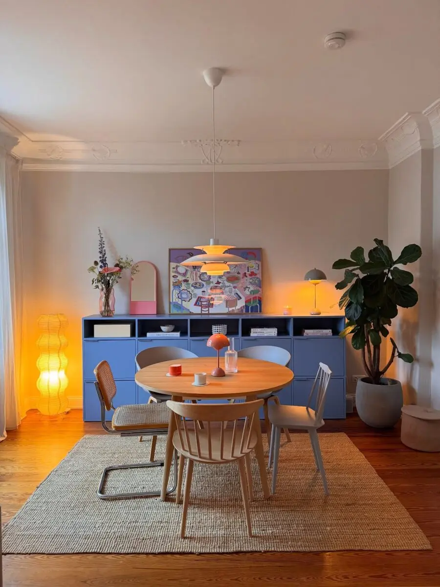 Warm and Inviting Dining Room Atmosphere