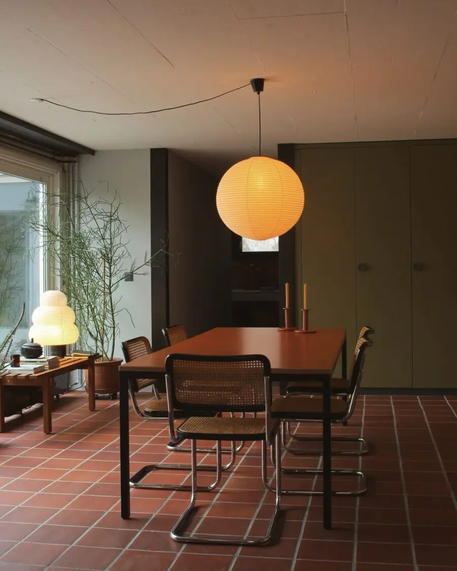 Elegant simplicity in modern dining decor