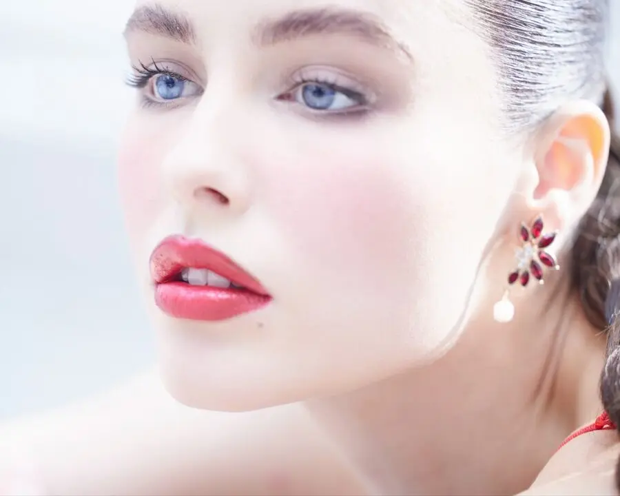 Elegant prom makeup with a touch of glamour.