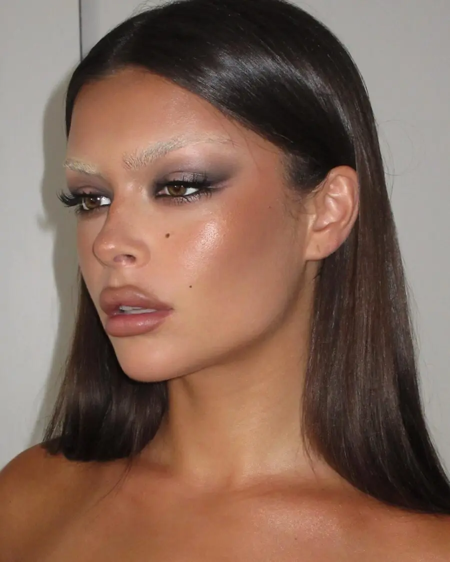 Glamorous and Natural Look for Prom Night