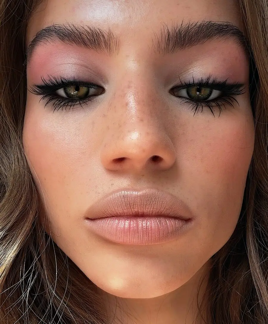 Glamorous natural look for prom night