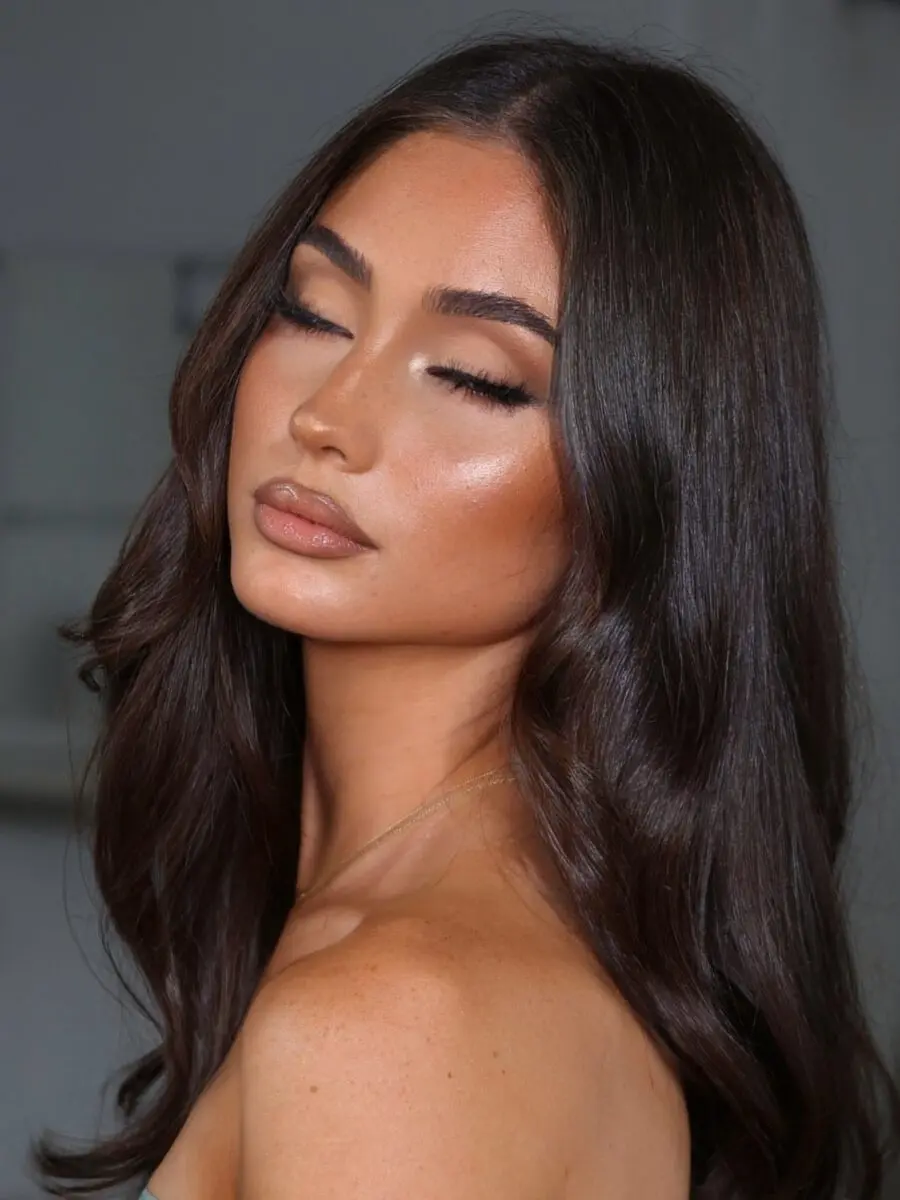 Glamorous and natural prom makeup look