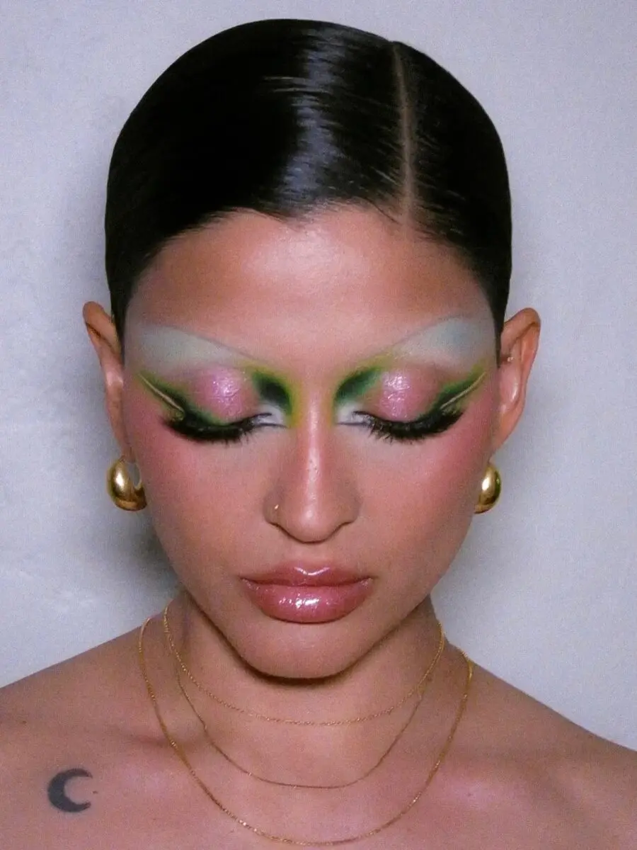 Vibrant green eyeshadow for a stunning look