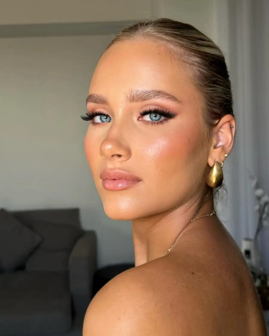 Sleek and Glamorous Prom Makeup Look