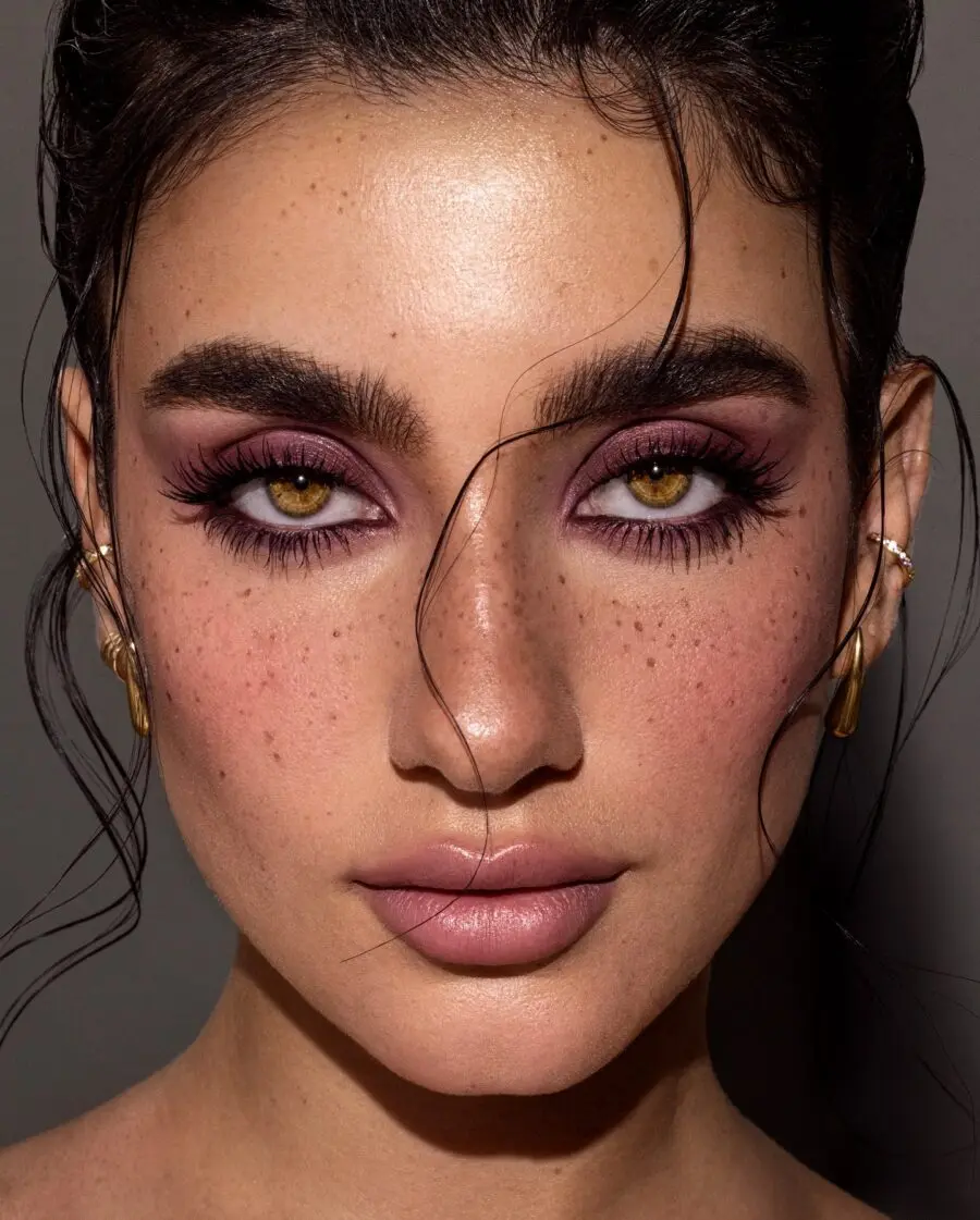 Bold eyes and natural glow in makeup look