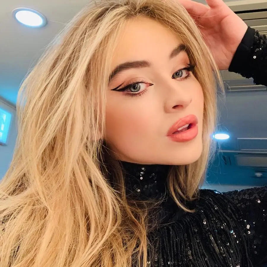 Chic and bold eyeliner makeup inspiration