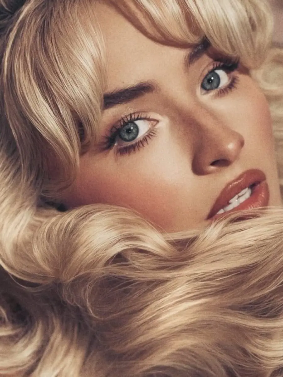 Glamorous, soft makeup look with flowing hair