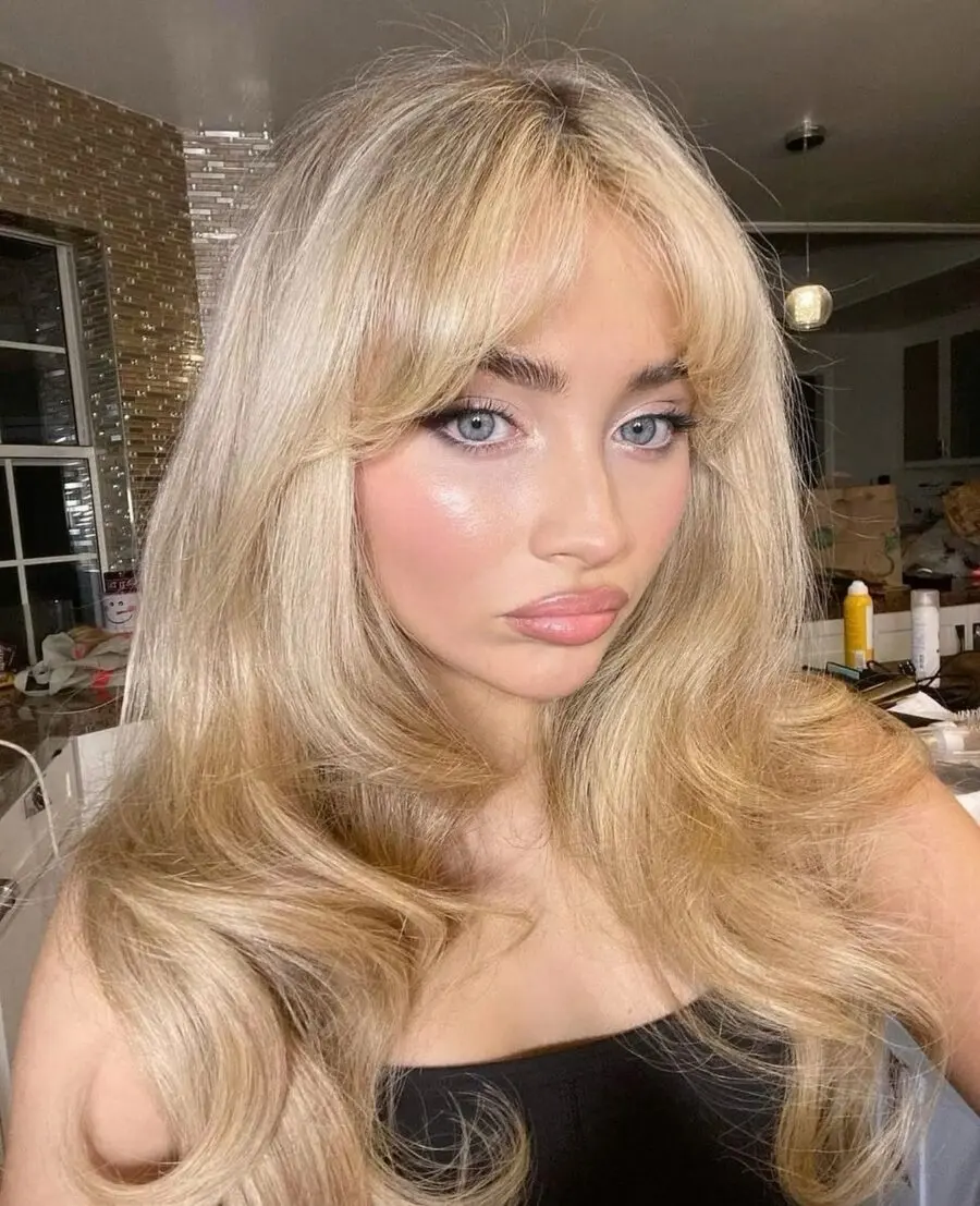 Radiant glow with soft glam vibes