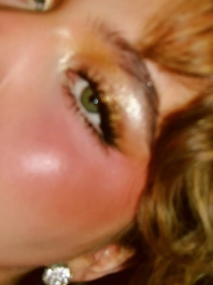 Glistening Eyes with a Golden Touch