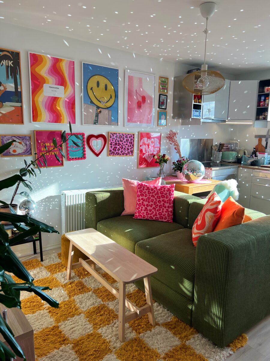 Vibrant Decor in Small Living Room Space