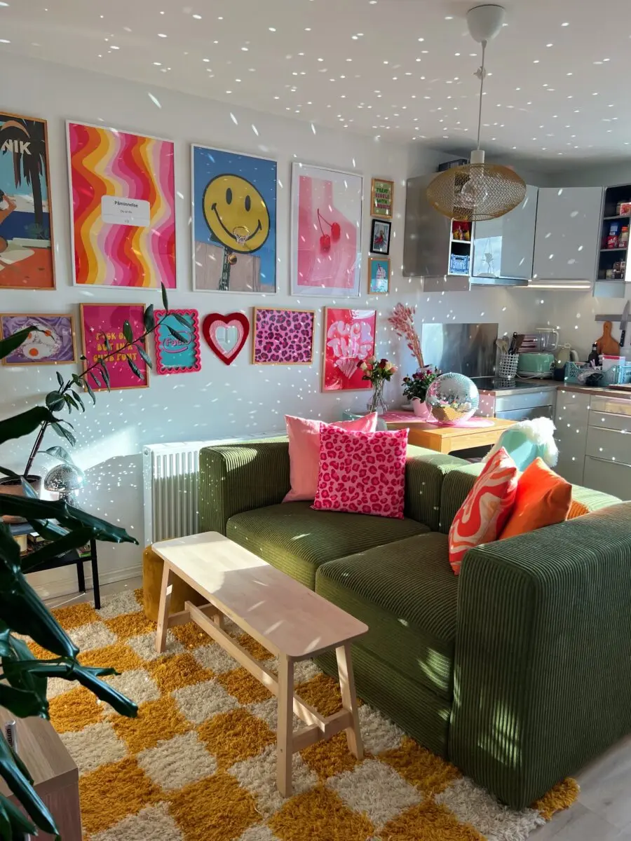 Vibrant Decor in Small Living Room Space