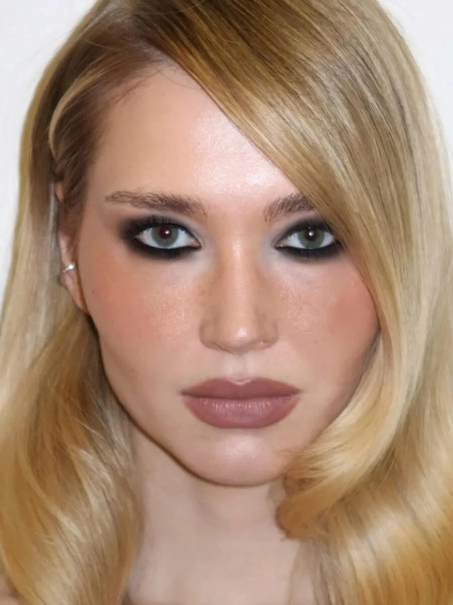 Dramatic smokey eye with bold lip