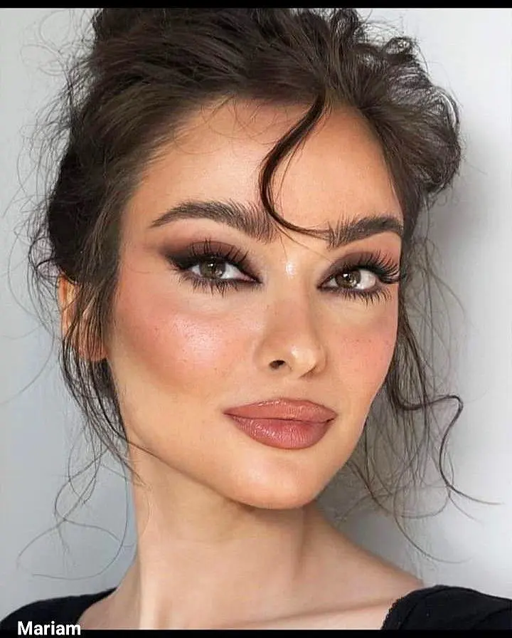 Stunning smokey eye for a chic appearance