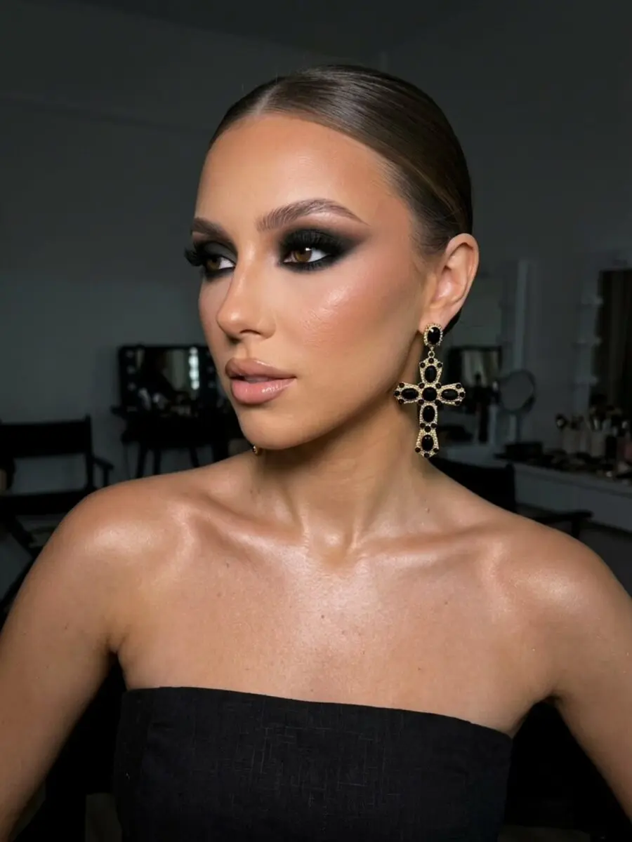Glamorous smokey eye with elegant accessories
