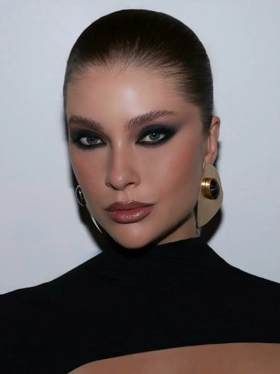 Dramatic smokey eye for bold beauty enthusiasts
