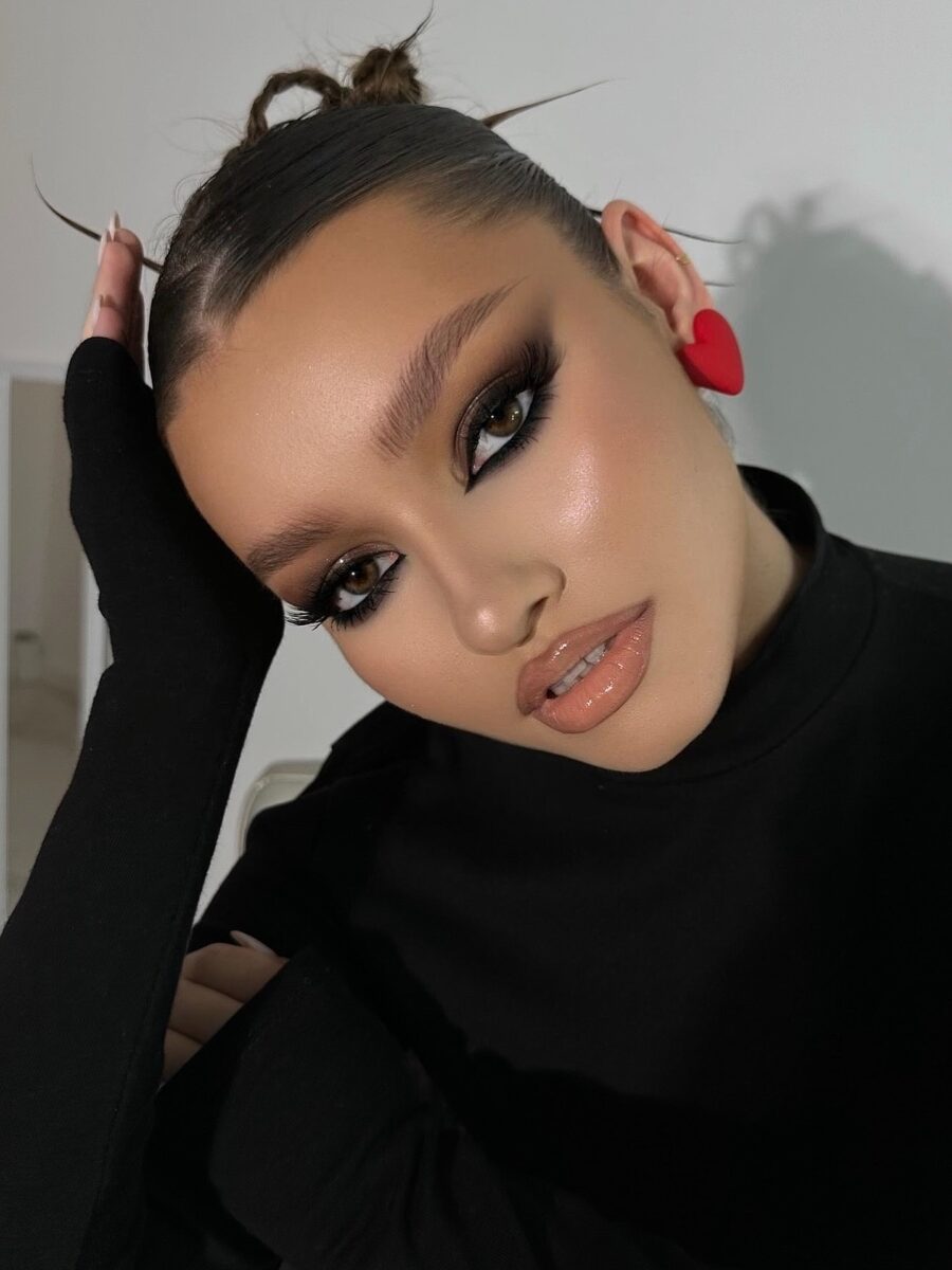 Glamorous smokey eye with muted lips