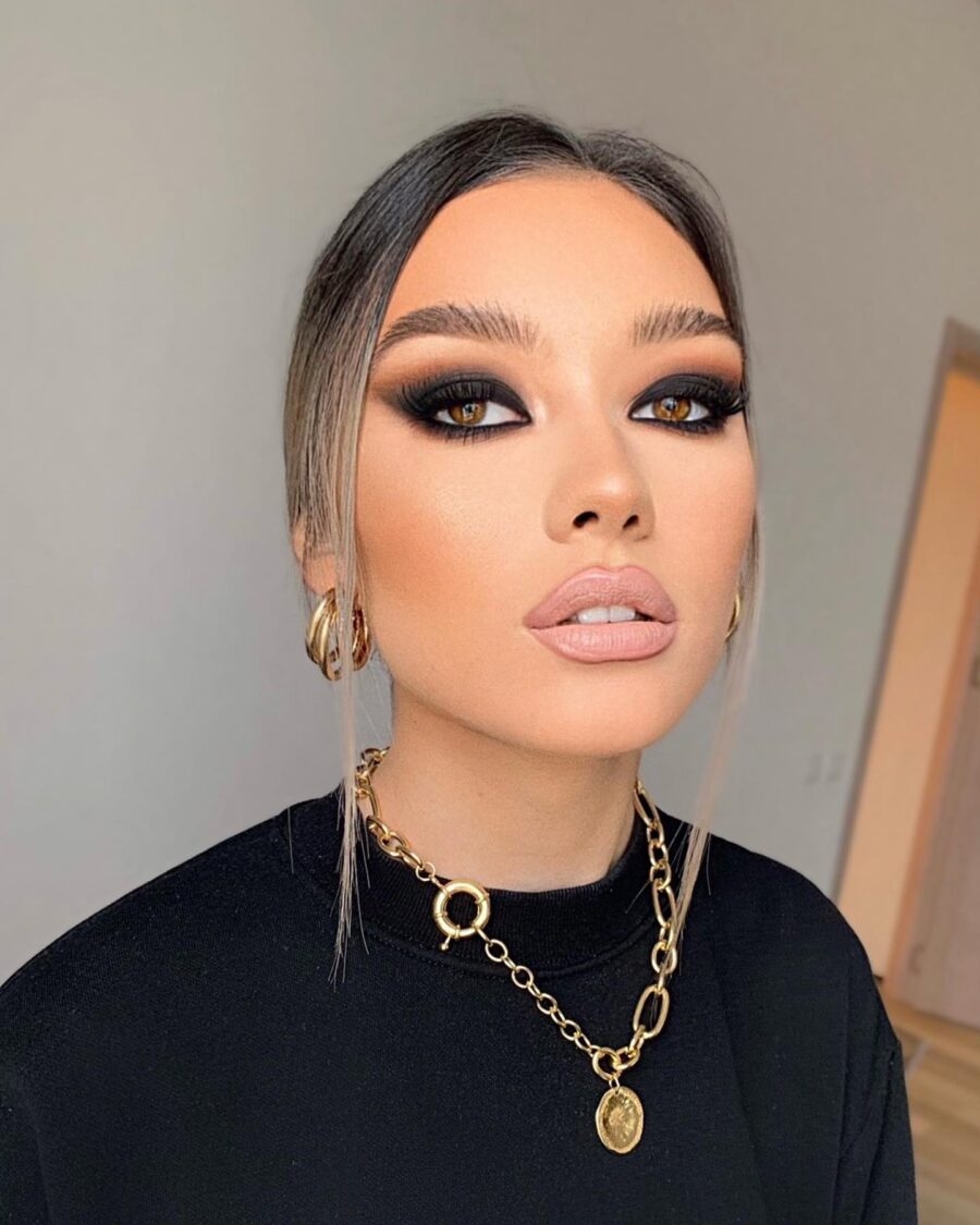 Glamorous smokey eye with stunning highlights