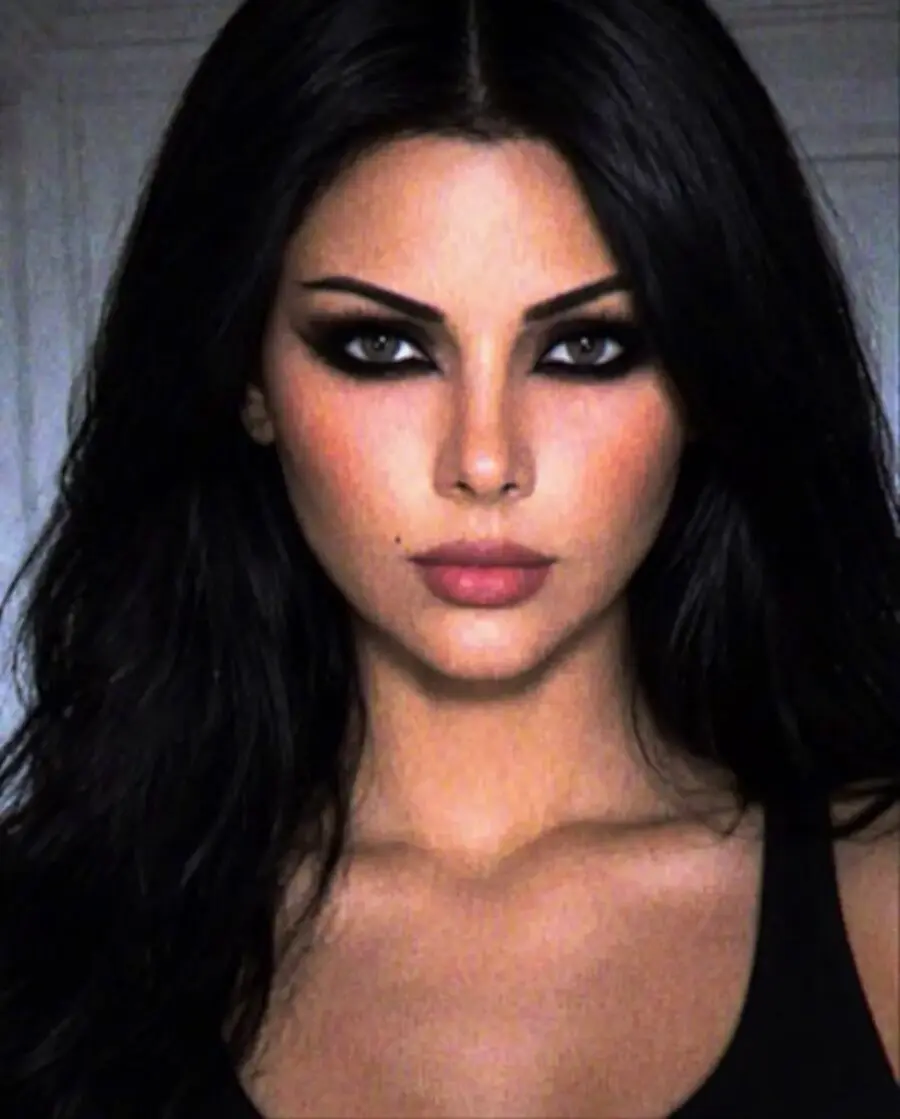 Dramatic smokey eye for bold allure