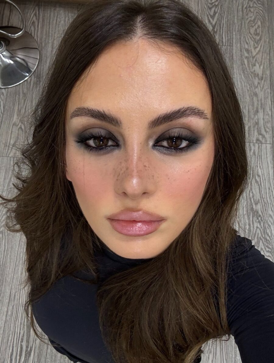 Chic and bold smokey eye makeup style
