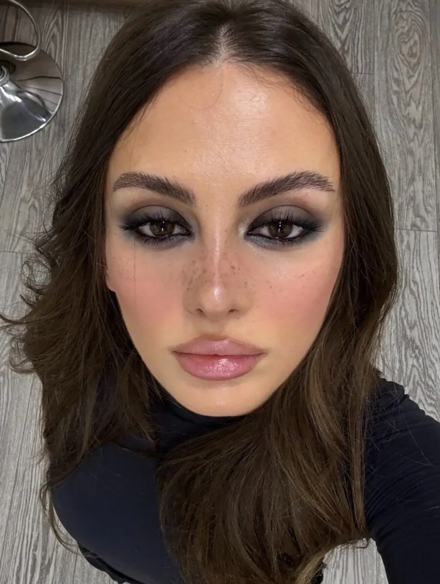 Chic and bold smokey eye makeup style