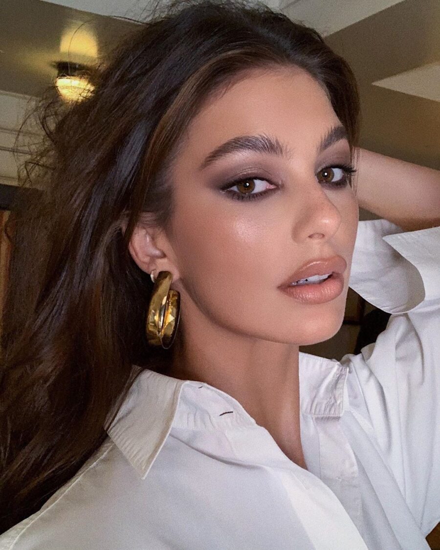 Glamorous smokey eye with a chic vibe