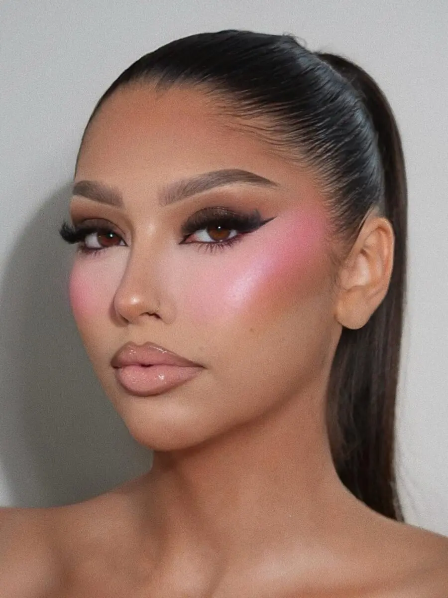 Stunning smokey eye with soft pink blush