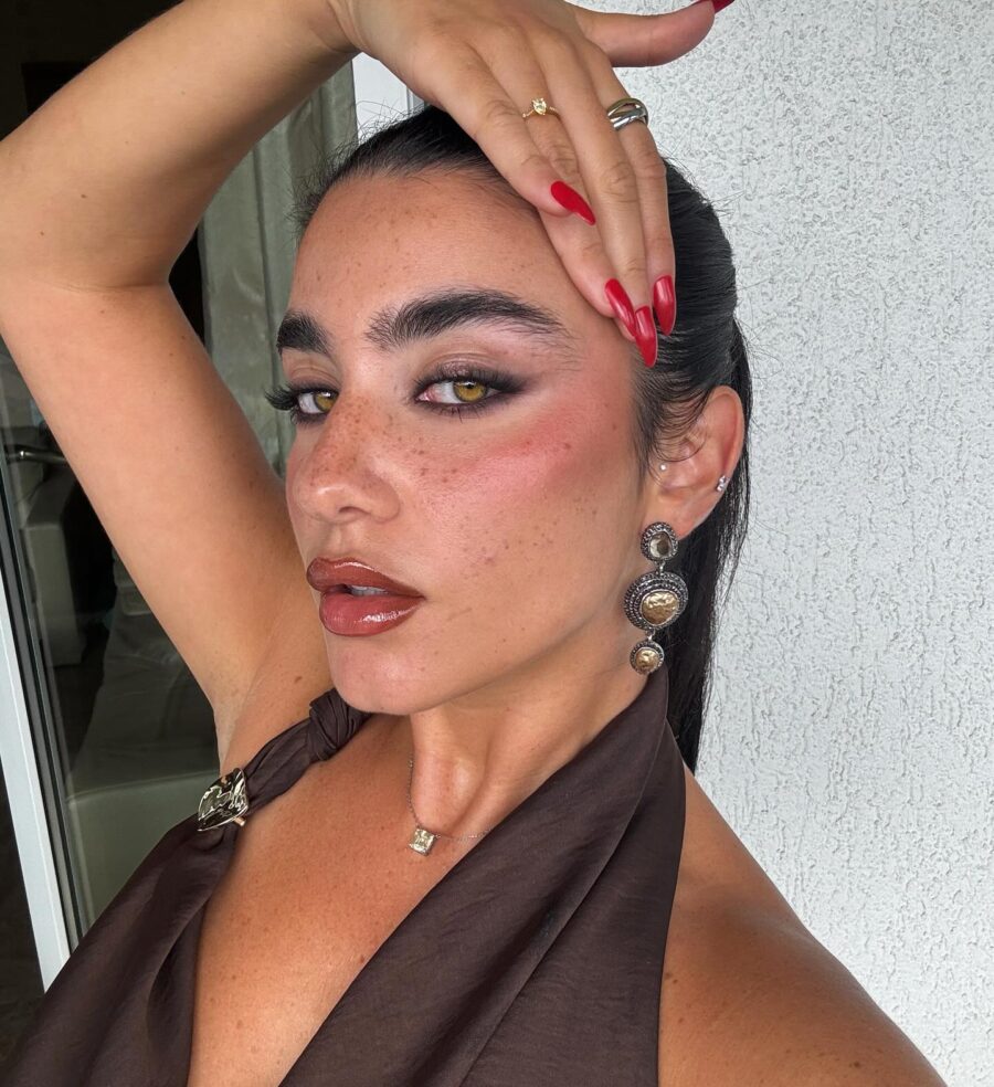 Elegant smokey eye with radiant glow