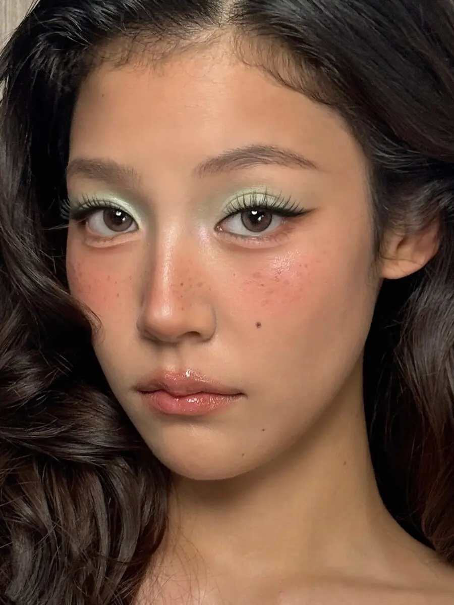 Elegant soft glam with a radiant glow
