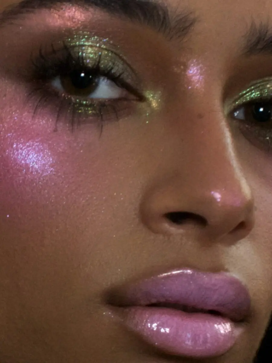 Stunning sparkles with pastel tones contrast beautifully.