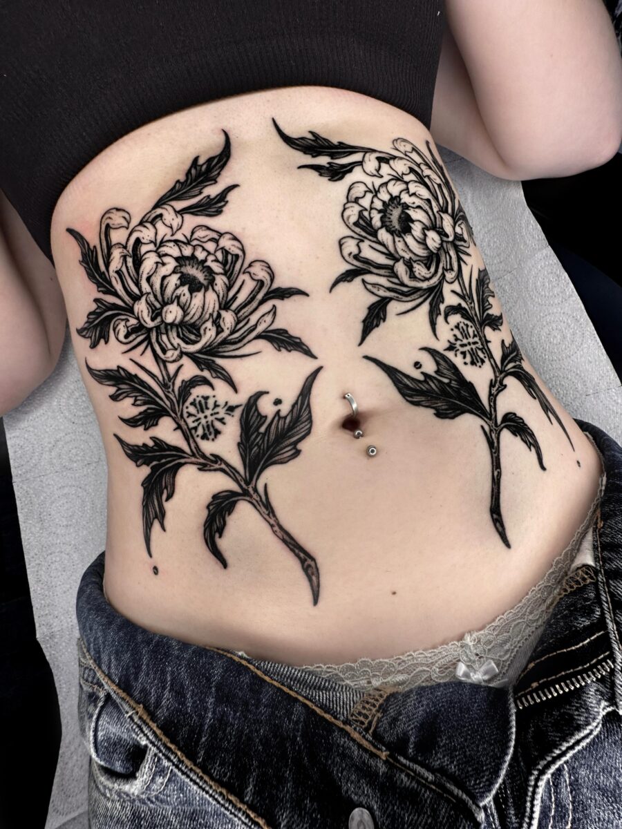 Elegant floral stomach tattoos for a bold statement