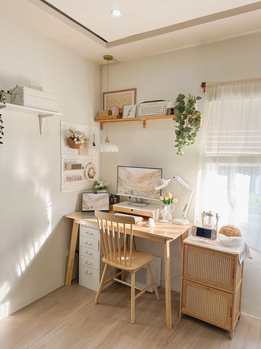 Charming Minimalist Study Desk Decor Style