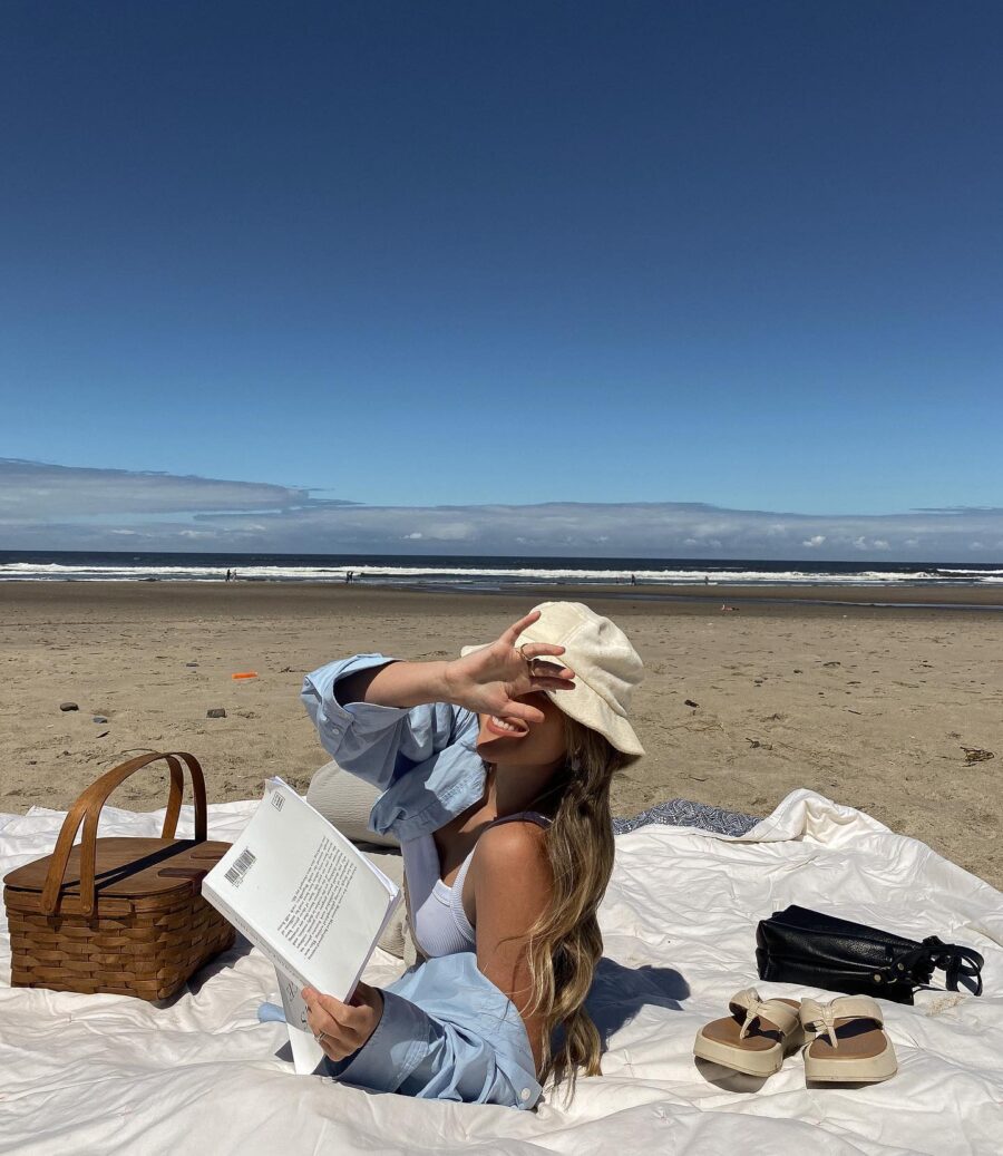 Chic Beach Look for Relaxed Reading Days