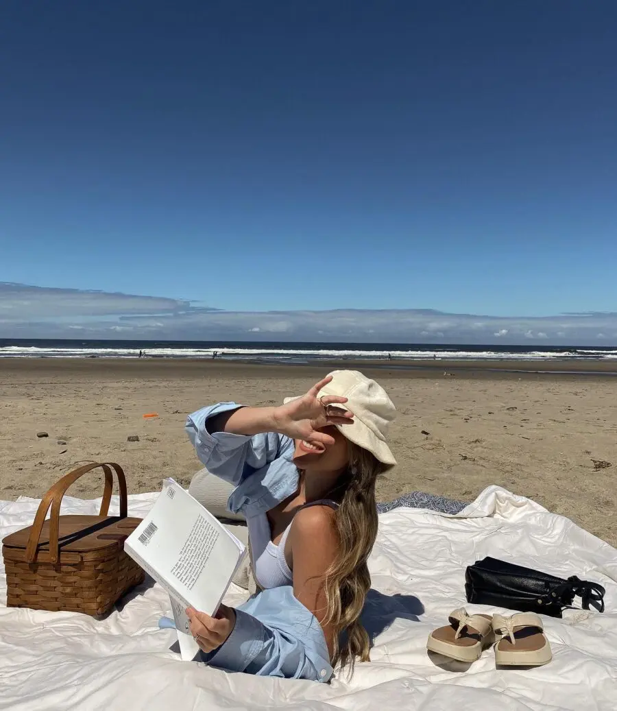 Chic Beach Look for Relaxed Reading Days