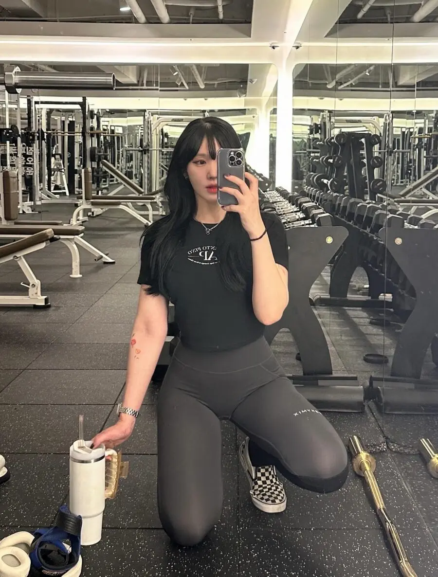 Chic black gym attire for stylish workouts