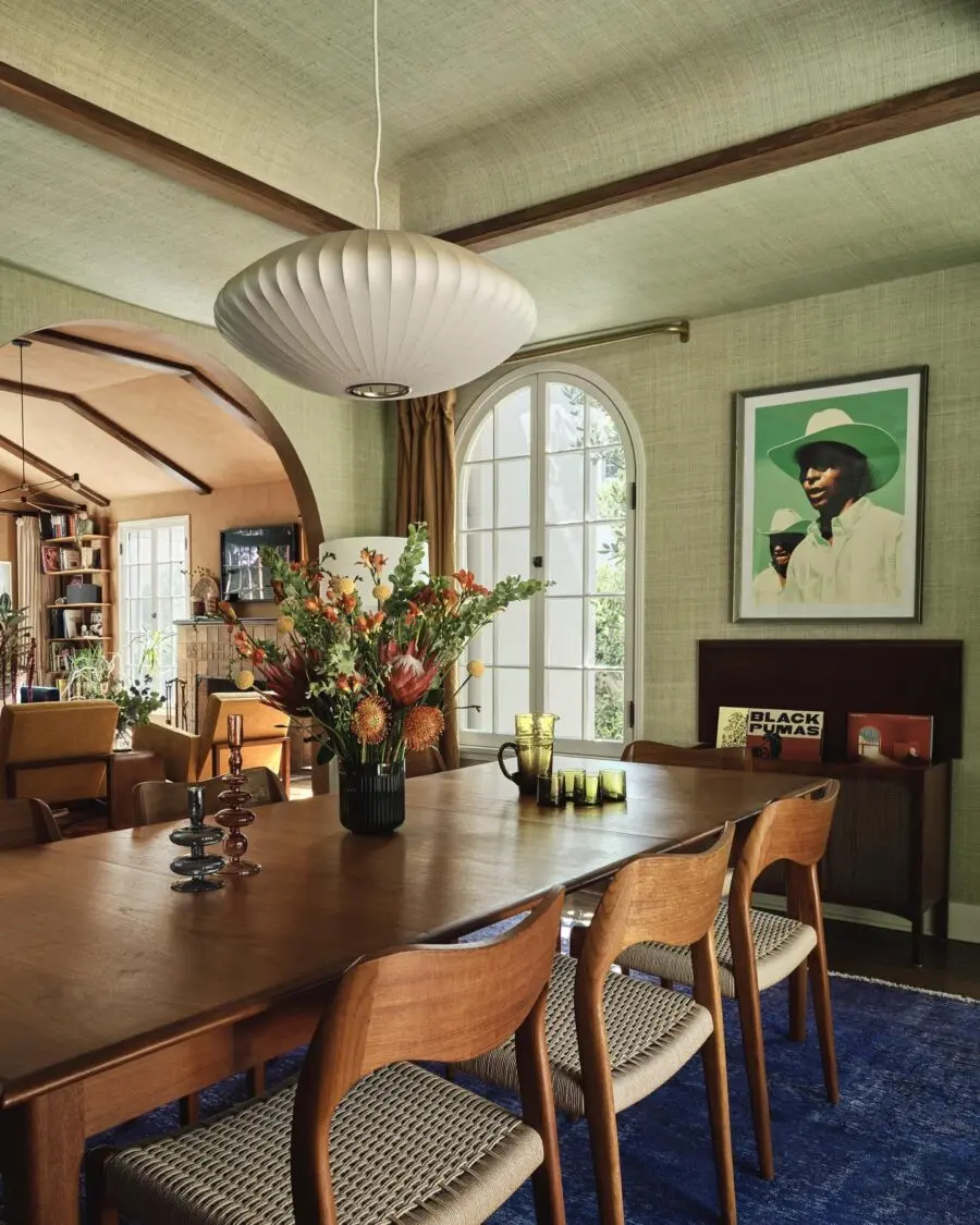 Chic dining room with modern touches