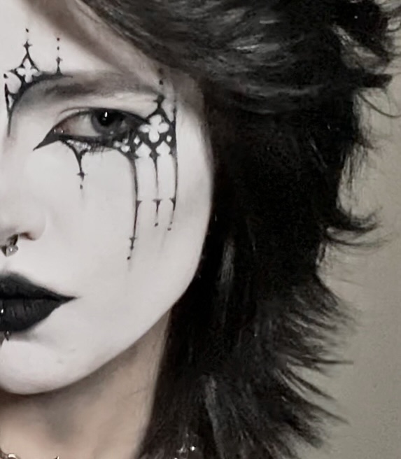 Elegant, edgy details in gothic makeup