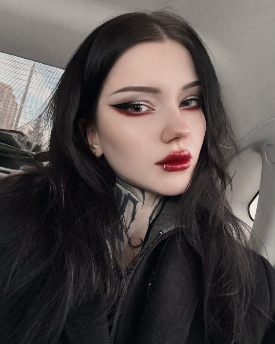 Striking red lips with sharp eyeliner technique