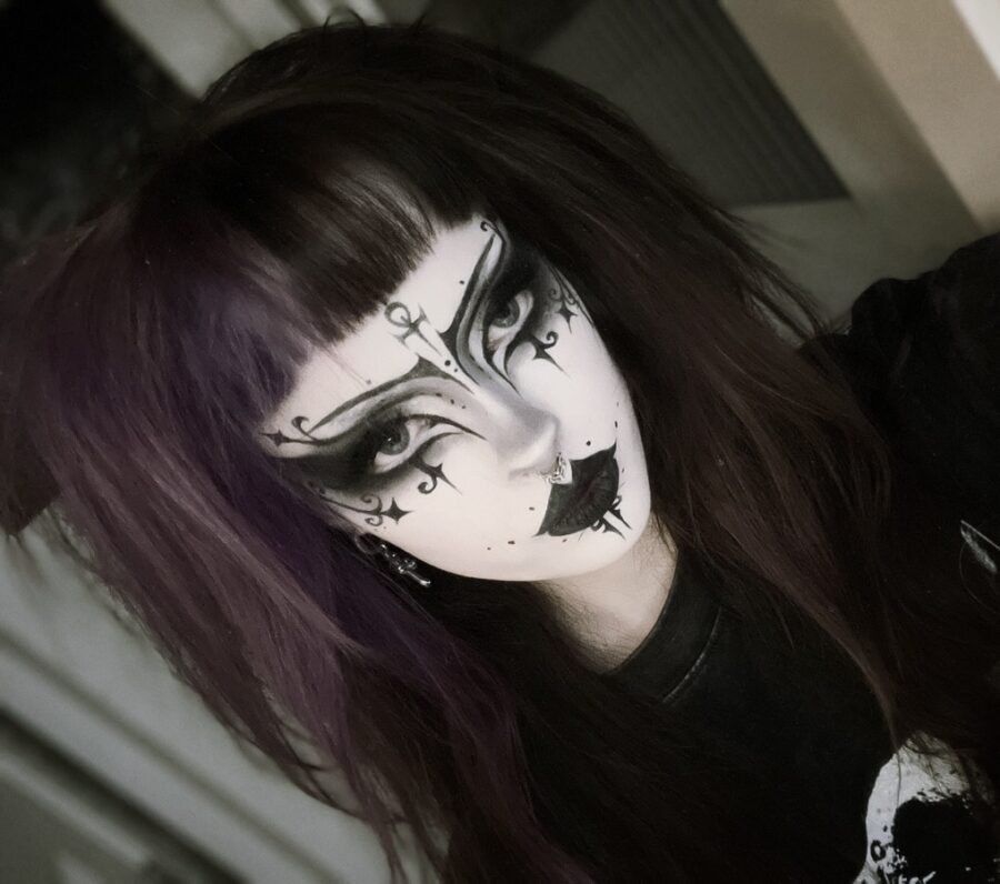 Dramatic Gothic Makeup with Artistic Flair