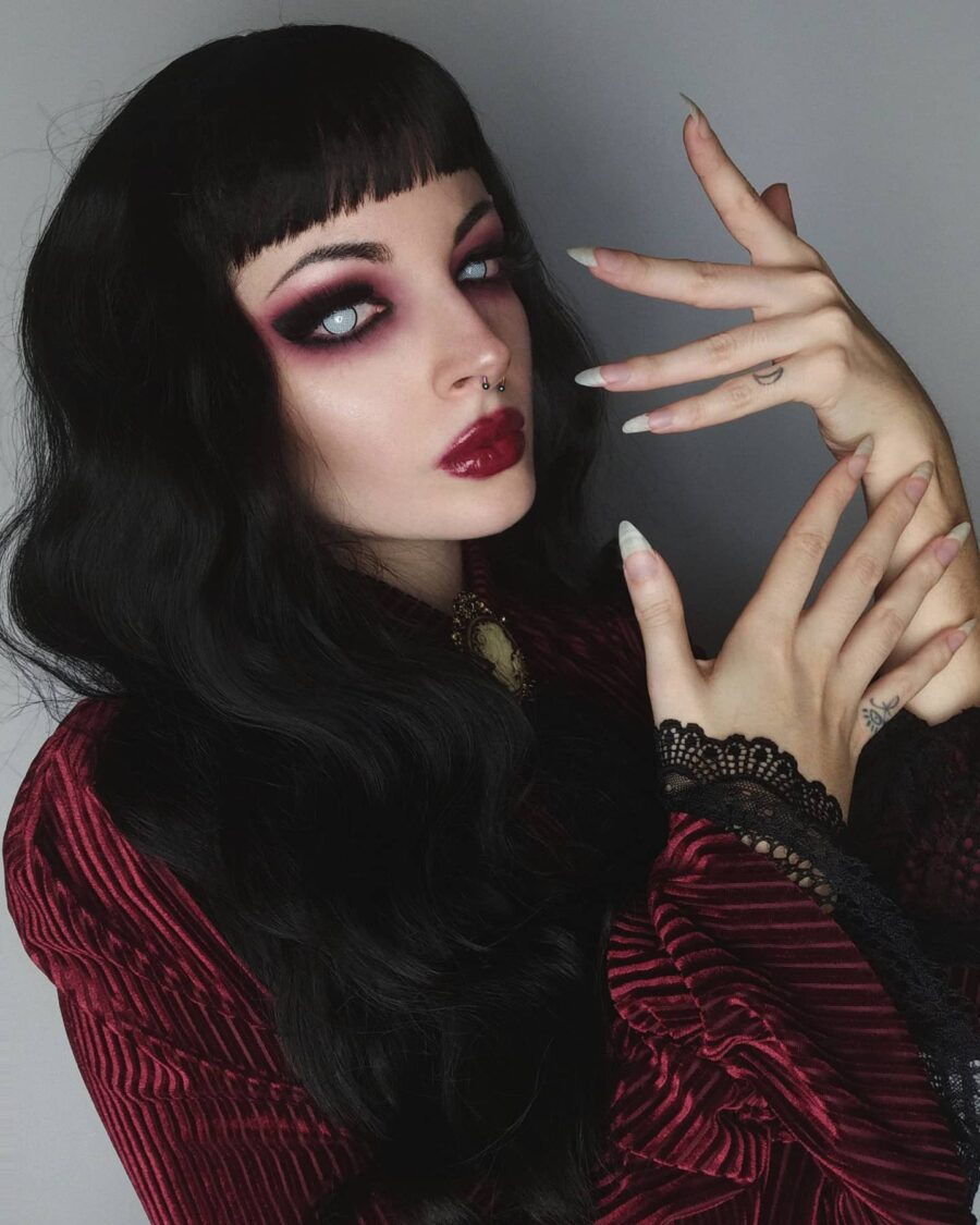 Seductive vampiric makeup with bold colors